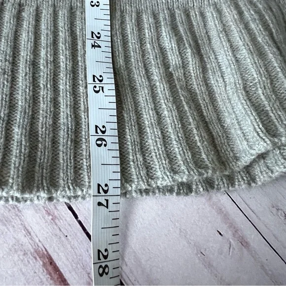 Alashan Wool and Cashmere Blend Fisherman Turtleneck in Sage Green size Large - Picture 15 of 15